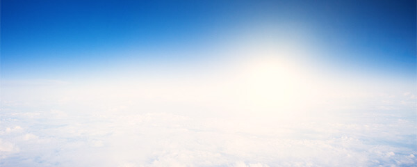 Le soleil éclaire les nuages à l'horizon